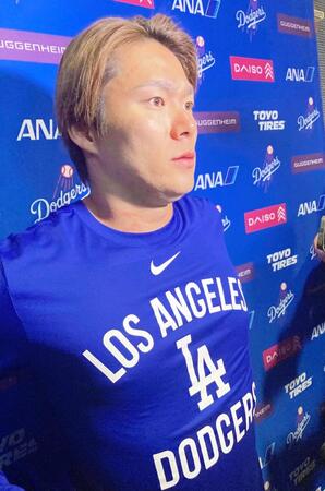 試合後、報道陣の取材に応じる山本由伸（撮影・小林信行）