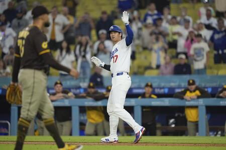 　パドレス戦の９回、死球を受けたドジャース・大谷はベンチを手で制す（写真提供：ロイター／アフロ）