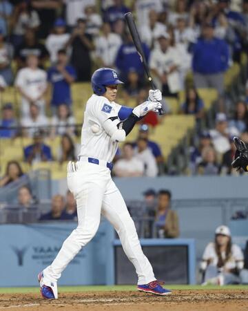 　パドレス戦の９回、死球を受けるドジャース・大谷（共同）