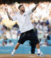 　始球式を務める、サッカー元スペイン代表のセルヒオラモス（共同）