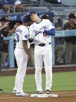 　パドレス戦の３回、右前打で出塁したドジャース・大谷（共同）