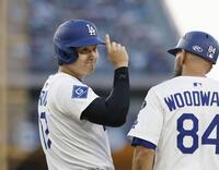 　パドレス戦の３回、右前打で出塁したドジャース・大谷（共同）