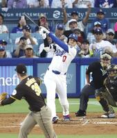 　パドレス戦の３回、右前打を放つドジャース・大谷。投手バーガート（共同）