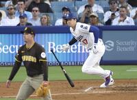 　パドレス戦の３回、右前打を放つドジャース・大谷。投手バーガート（共同）