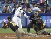 　パドレス戦の３回、右前打を放つドジャース・大谷。投手バーガート（共同）