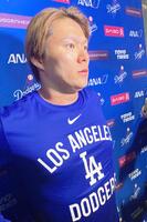 試合後、報道陣の取材に応じる山本由伸（撮影・小林信行）