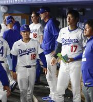 　パドレスの７回表の攻撃が終わり、ベンチから引き揚げるドジャース・山本（左）。右から２人目は大谷（共同）