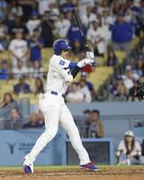 　パドレス戦の９回、死球を受けるドジャース・大谷（共同）