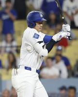 　パドレス戦の９回、死球を受けるドジャース・大谷（共同）