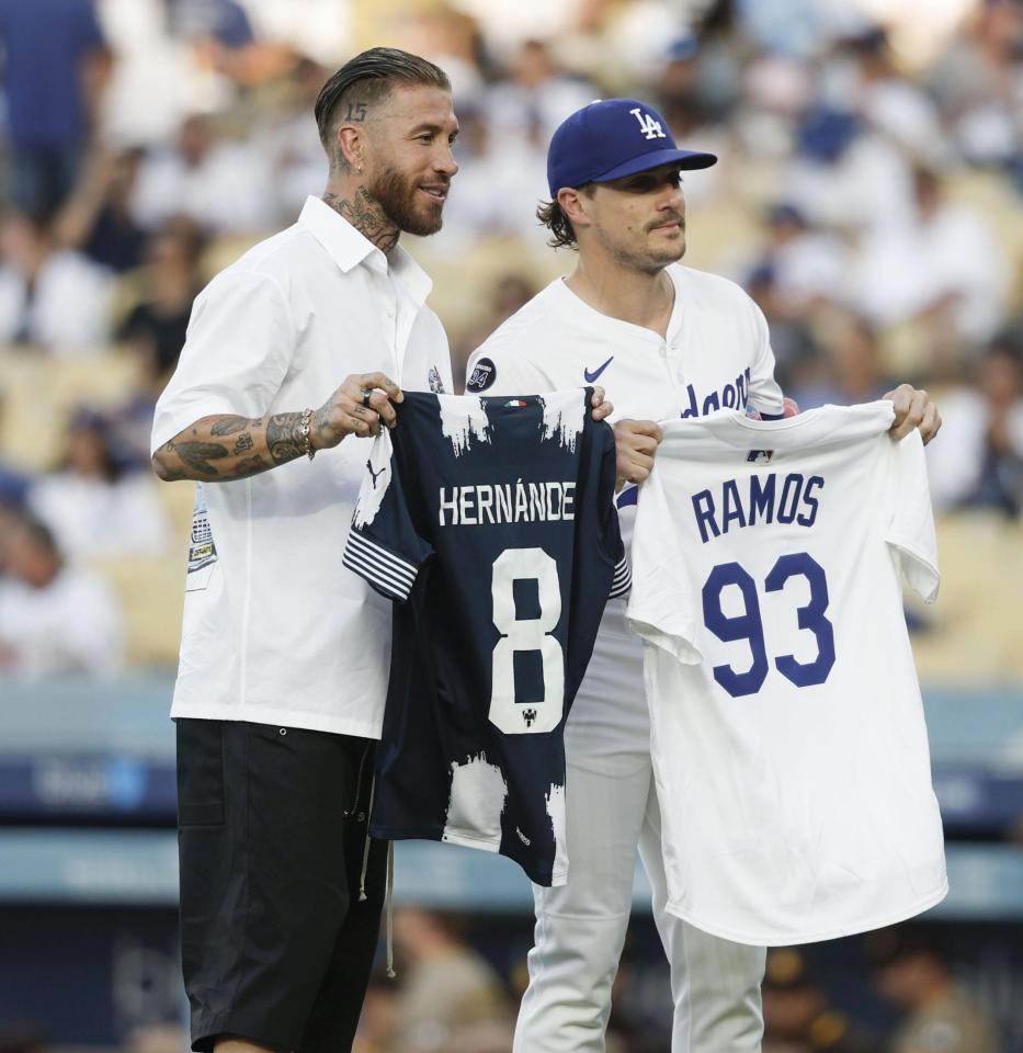 　パドレス戦の始球式を行い、捕手役を務めたＥ・ヘルナンデス（右）と記念撮影に応じる、サッカー元スペイン代表のセルヒオラモス（共同）