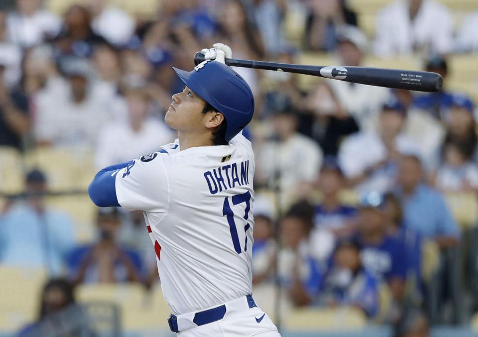 　パドレス戦の１回、右飛に倒れるドジャース・大谷（共同）