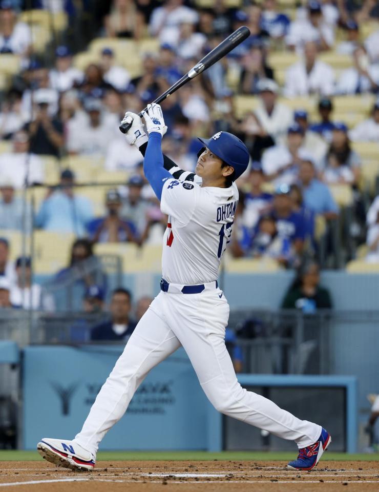 　パドレス戦の１回、右飛に倒れるドジャース・大谷（共同）