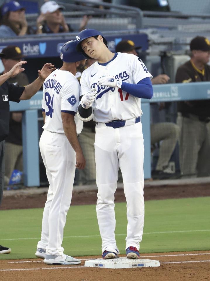 　パドレス戦の３回、右前打で出塁したドジャース・大谷（共同）