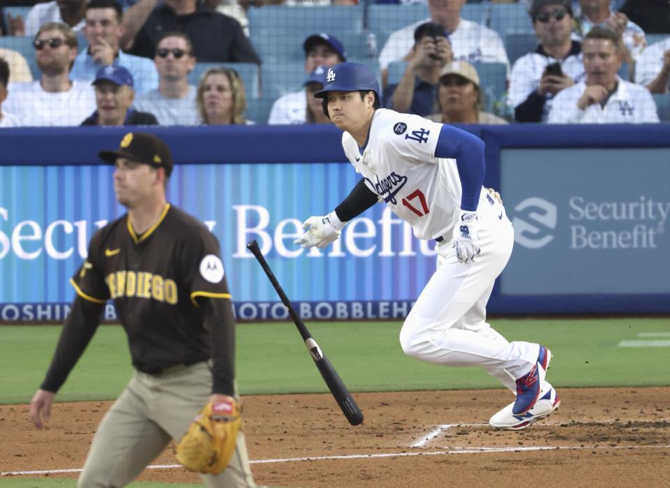 　パドレス戦の３回、右前打を放つドジャース・大谷。投手バーガート（共同）
