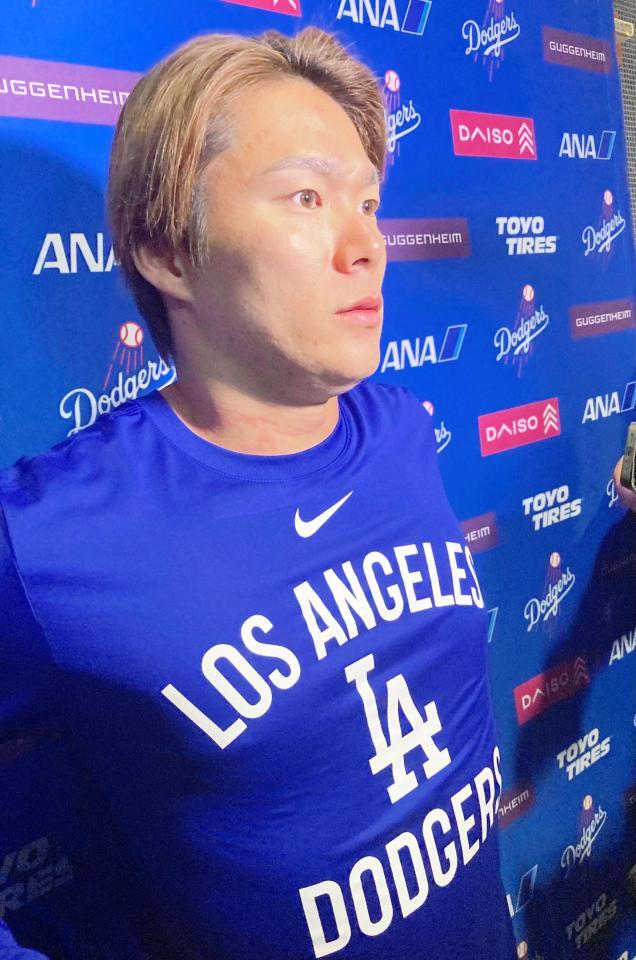 試合後、報道陣の取材に応じる山本由伸（撮影・小林信行）