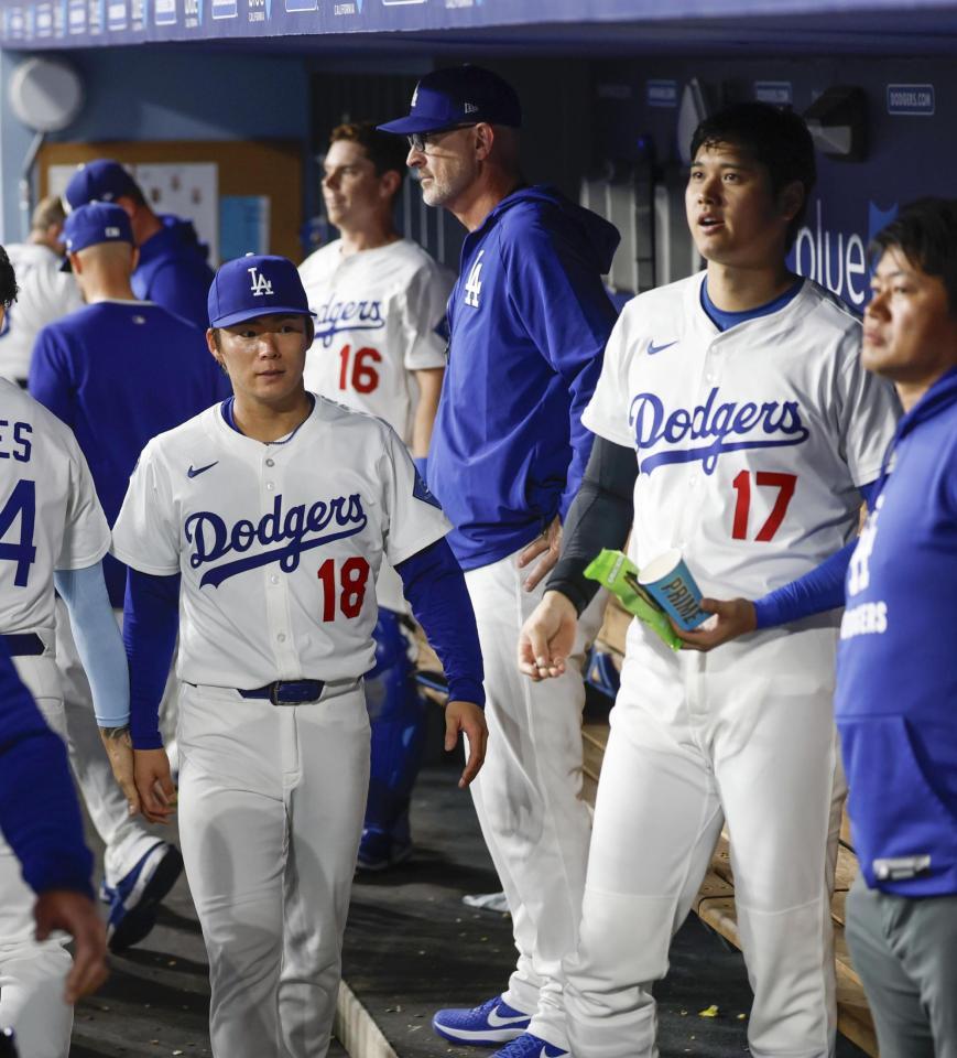 　パドレスの７回表の攻撃が終わり、ベンチから引き揚げるドジャース・山本（左）。右から２人目は大谷（共同）