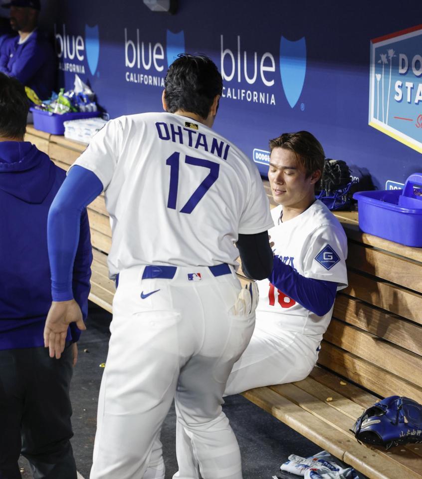 　パドレス戦の７回途中で降板し、大谷（17）に声をかけられるドジャース・山本（共同）