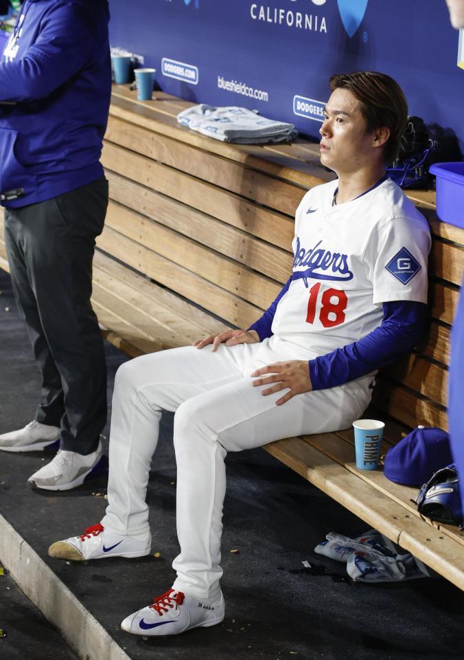 　パドレス戦の７回途中で降板し、ベンチに座るドジャース・山本（共同）