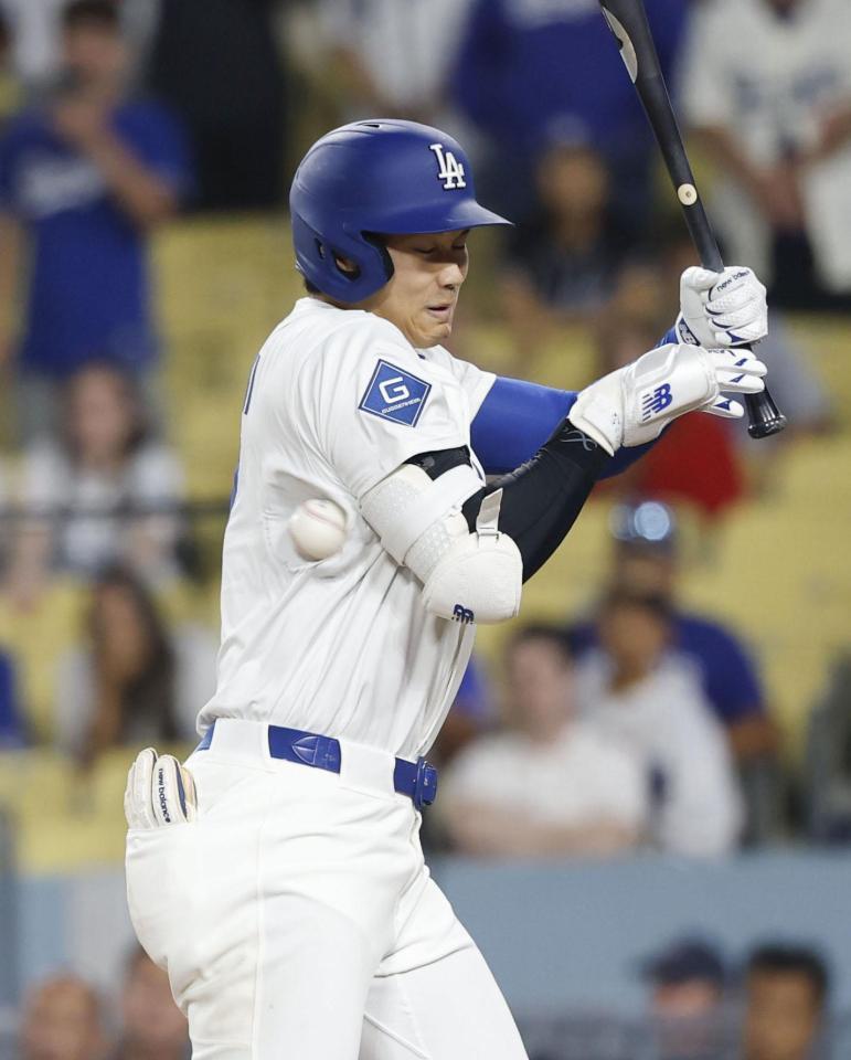 　パドレス戦の９回、死球を受けるドジャース・大谷（共同）