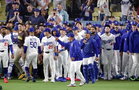 　タティスの死球を発端にベンチを飛び出した両軍。中央奥は大谷（共同）