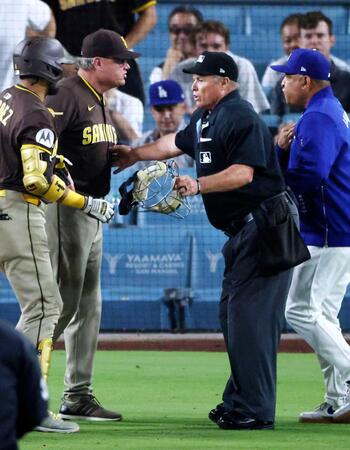 　詰め寄るシルト監督（左）とドジャースのロバーツ監督（右）＝共同