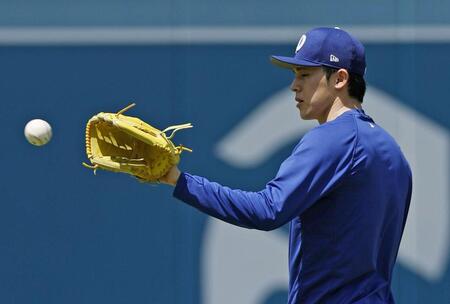 　キャッチボールする佐々木（共同）