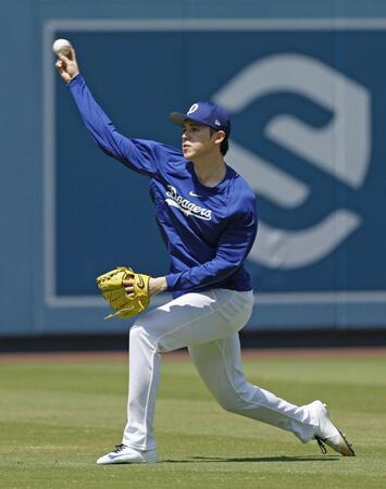 　キャッチボールする佐々木（共同）