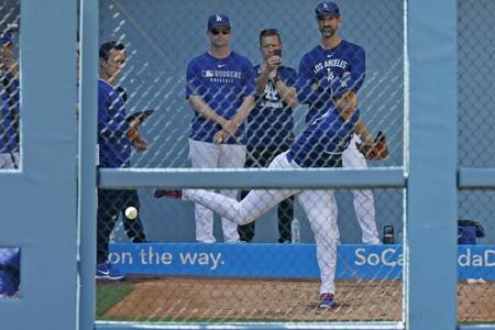 　ブルペンで投球練習する大谷（共同）