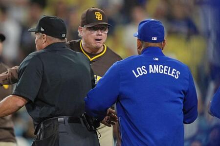 　１９日の試合で乱闘騒ぎを起こし、互いに言い争うパドレスのシルト監督（中央）とドジャースのロバーツ監督（右）＝ＡＰ＝共同
