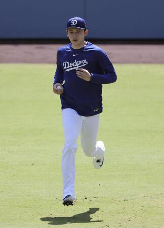 　試合前練習でダッシュする佐々木（共同）