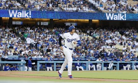 　１回、四球を選んだ大谷（共同）