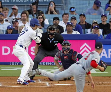 　１回、四球を選ぶ大谷。投手ゴア（共同）