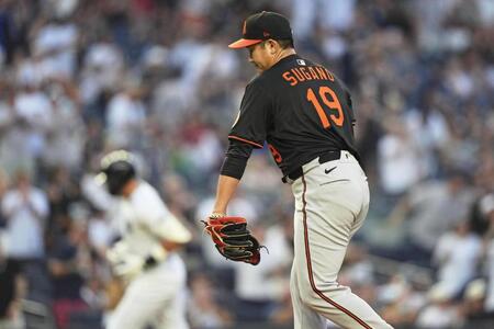 　３回、ジャッジ（左奥）にソロ本塁打を浴びた菅野（ＡＰ＝共同）