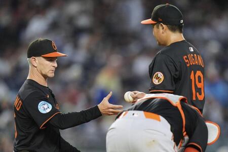 　４回途中、降板する菅野（１９）＝ＡＰ＝共同