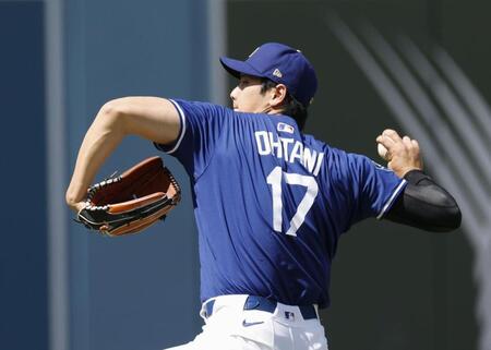 　キャッチボールする大谷（共同）