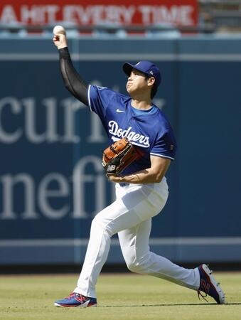 　キャッチボールする大谷（共同）