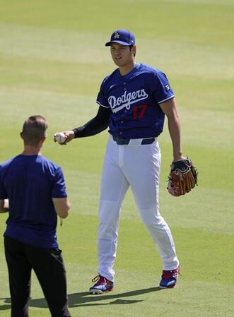 　試合前、キャッチボールする大谷（共同）
