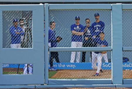 　ブルペンで投球練習する大谷。左端はロバーツ監督（共同）