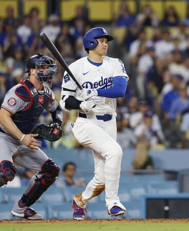 　４回、右前適時打を放つ大谷（共同）