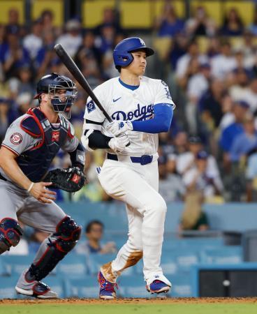 　ナショナルズ戦の４回、右前適時打を放つドジャース・大谷＝ロサンゼルス（共同）