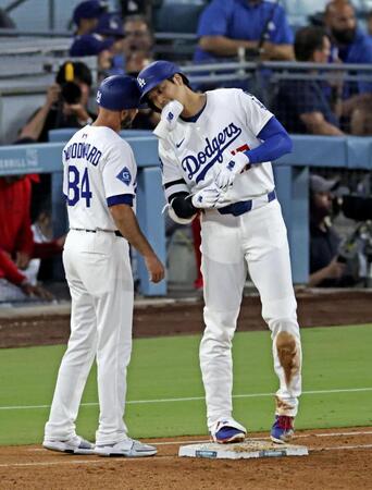 　４回、右前適時打を放ち出塁した大谷（共同）