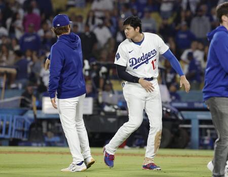 　ナショナルズに勝利し、おどけて山本（左）をにらむ大谷（共同）