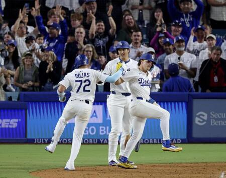 　６回、２ラン放ったロハス（左）を迎える大谷（中央）＝共同