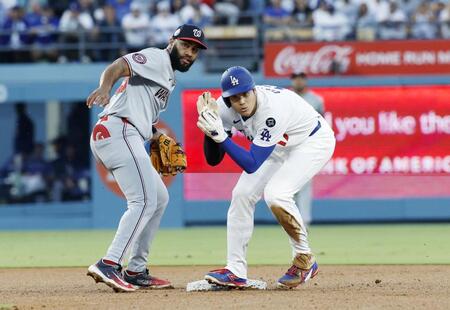 　３回、ベッツのゴロで二封された大谷（共同）