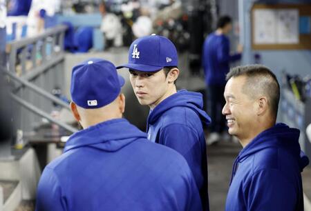 　ナショナルズ戦のベンチに姿を見せた佐々木（中央）＝共同