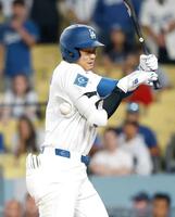 　９回、死球を受けるドジャース・大谷（共同）