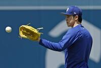 　キャッチボールする佐々木（共同）