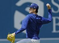 　キャッチボールする佐々木（共同）