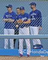 　ブルペンで投球練習中、笑顔を見せる大谷（共同）