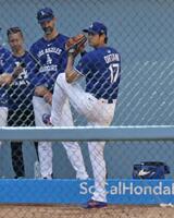 　ブルペンで投球練習する大谷（共同）